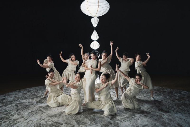 Phương Mỹ Chi đưa văn ho&aacute; m&uacute;a ch&eacute;n v&agrave;o MV &ldquo;Gối gấm&rdquo;