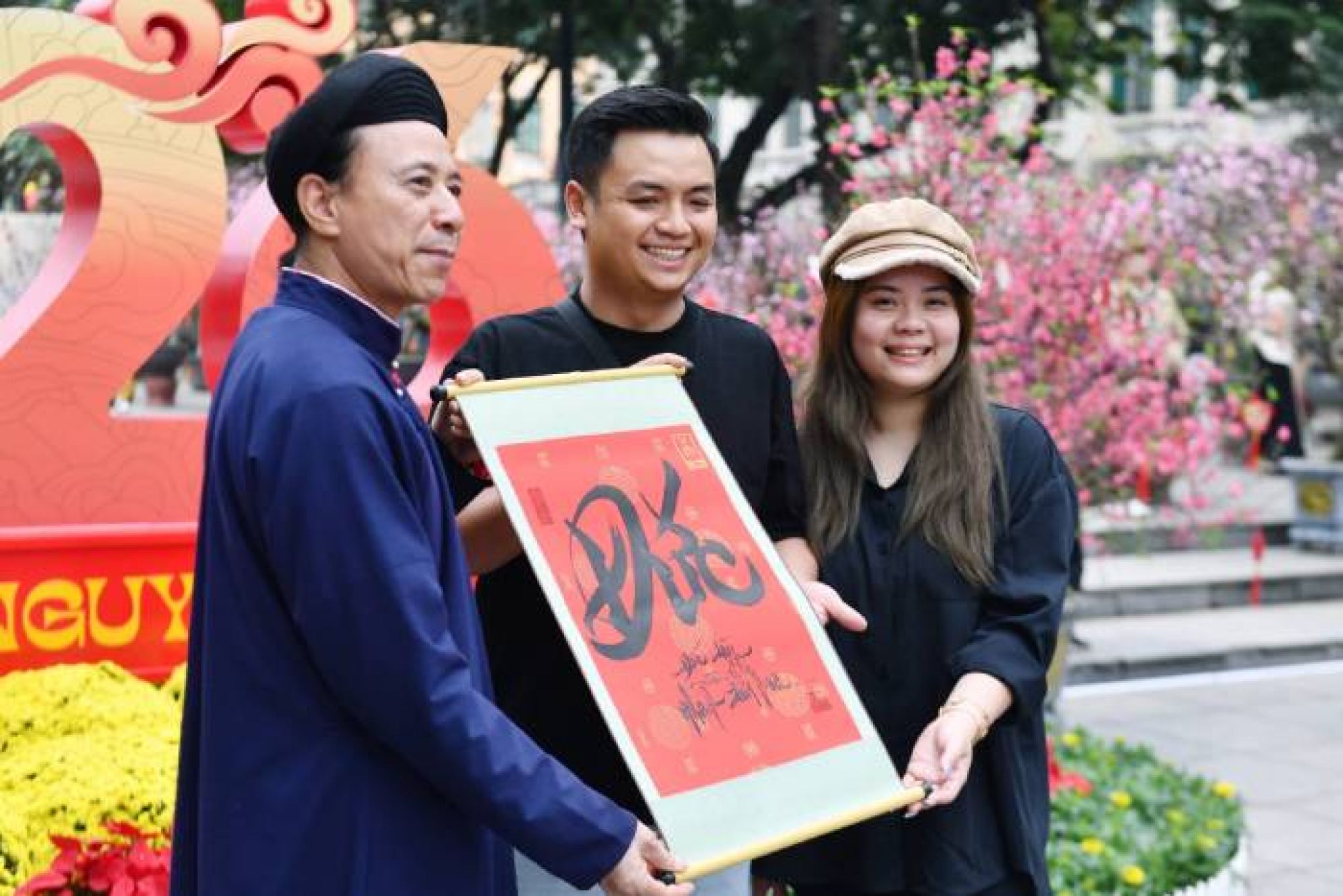 Du kh&aacute;ch n&ocirc; nức check-in kh&ocirc;ng gian hoa xu&acirc;n L&yacute; Th&aacute;i Tổ ng&agrave;y đầu mở cửa