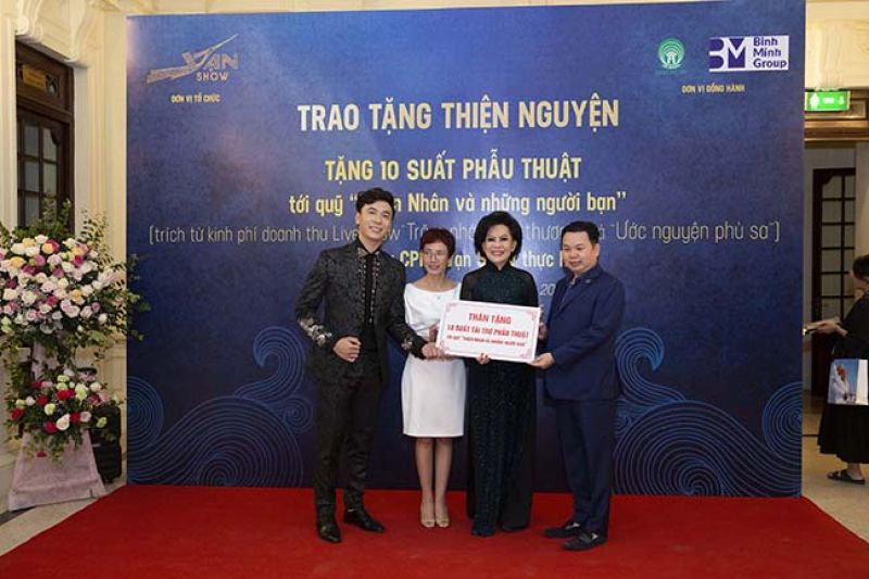 L&ecirc; Việt Anh v&agrave; nghệ sĩ Giao Linh trao 10 suất phẫu thuật cho quỹ &ldquo;Thiện Nh&acirc;n &amp; những người bạn&rdquo;