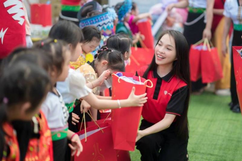 L&ecirc;n T&acirc;y Bắc "giao nắng", Hiền Thục bất ngờ được 200 em học sinh "bắt b&agrave;i" tặng ngược m&oacute;n qu&agrave;