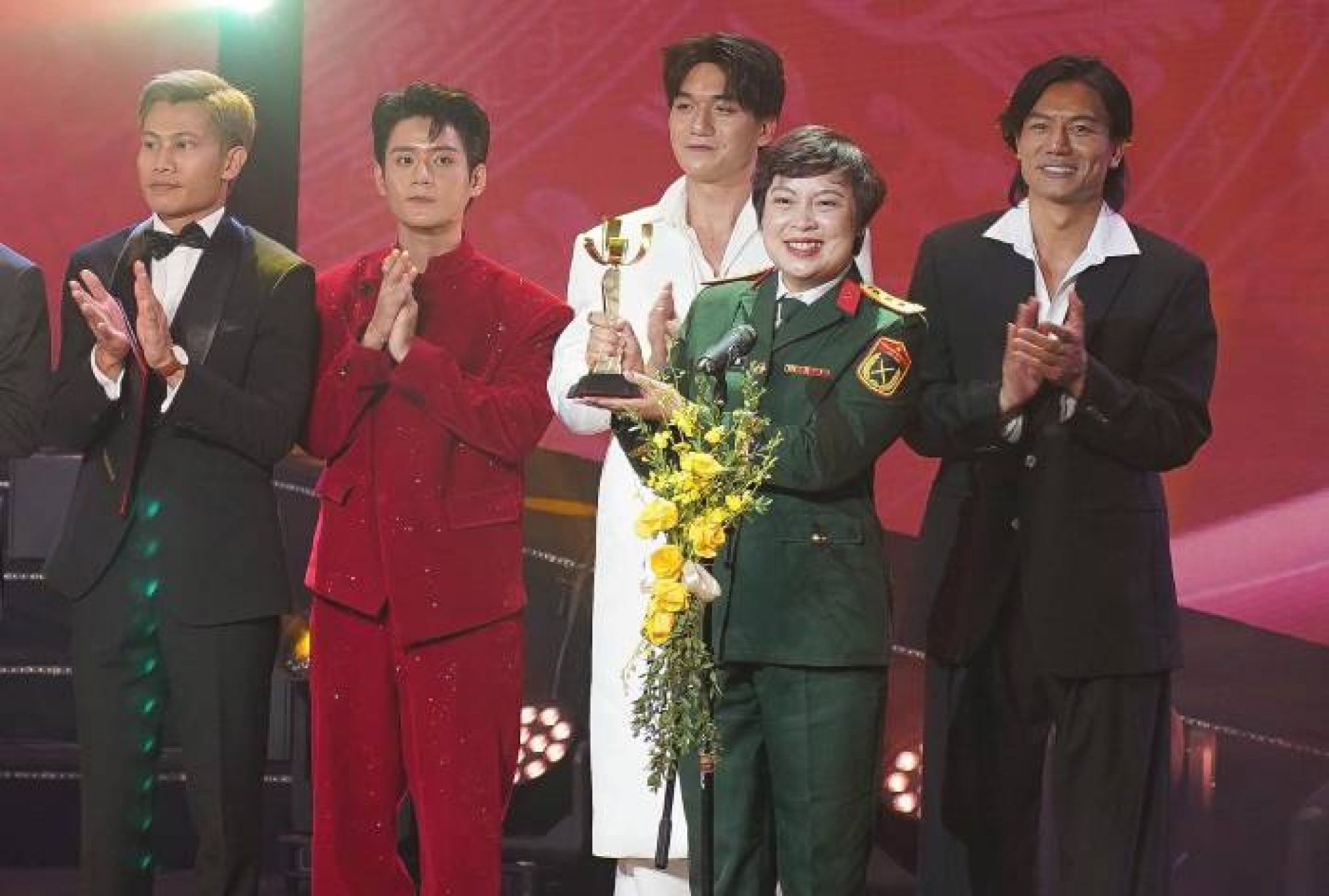 &ldquo;Mưa đỏ&rdquo; nhận &ldquo;mưa&rdquo; giải thưởng tại Li&ecirc;n hoan Phim Việt Nam lần thứ 24