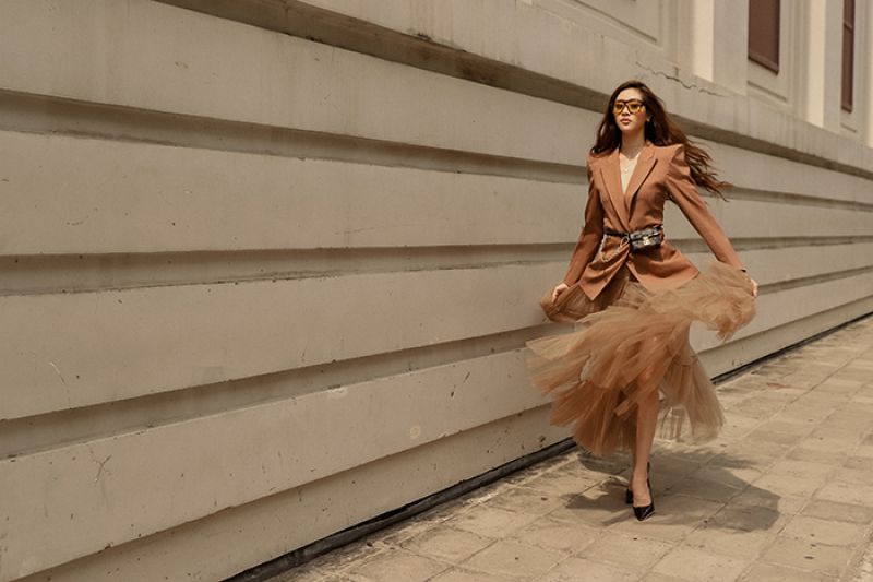 Hoa hậu Kh&aacute;nh V&acirc;n xuống phố trong trang phục tone trầm