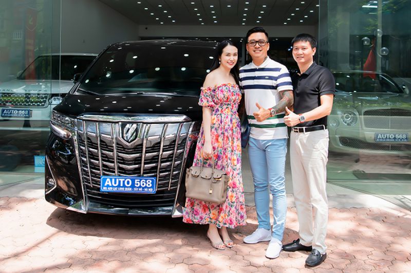 Tuấn Hưng được &ocirc;ng chủ Auto 568 tận tay trao xe 4 tỉ