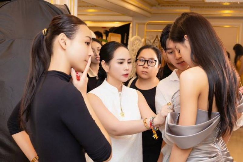 NTK Thanh Hương B&ugrave;i tỉ mỉ fitting cho d&agrave;n mẫu trước giờ G của Vietnam Beauty Fashion Fest