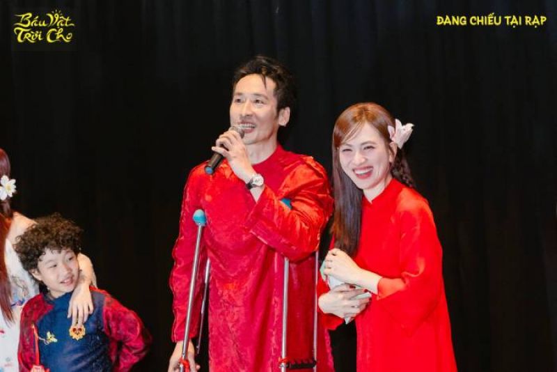 Tuấn Trần - Phương Anh Đ&agrave;o diện đồ đ&ocirc;i đi cinetour