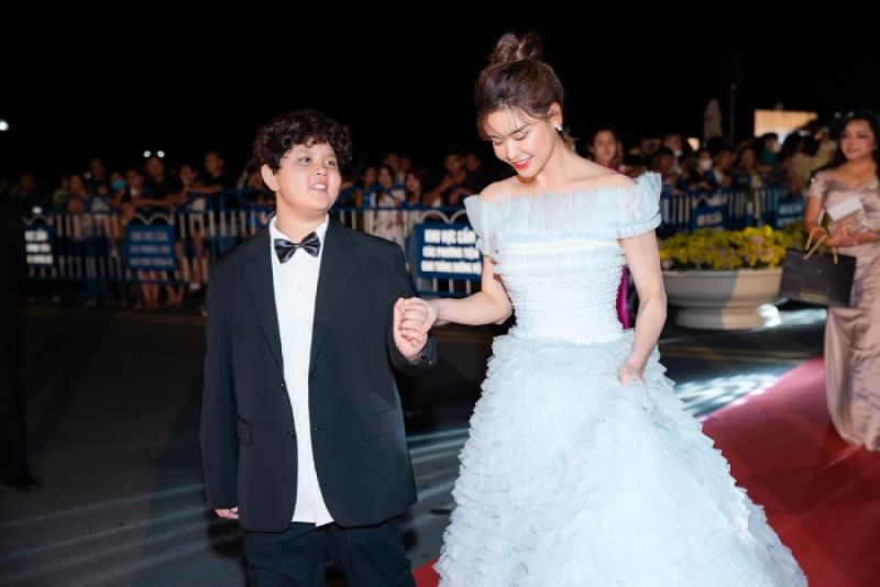 Con trai Trương Quỳnh Anh th&aacute;p t&ugrave;ng mẹ đến sự kiện