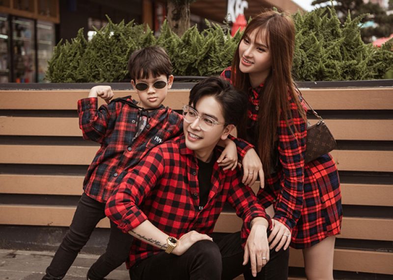 Hậu s&oacute;ng gi&oacute;, Thu Thủy khoe bộ ảnh gia đ&igrave;nh hạnh ph&uacute;c b&ecirc;n nhau