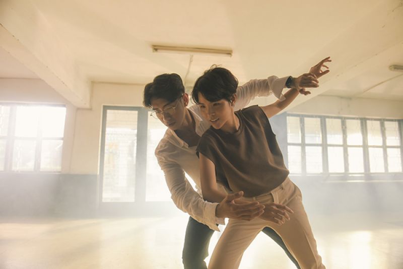 Vũ C&aacute;t Tường g&acirc;y sốt khi khoe vũ đạo t&igrave;nh cảm b&ecirc;n Quang Đăng