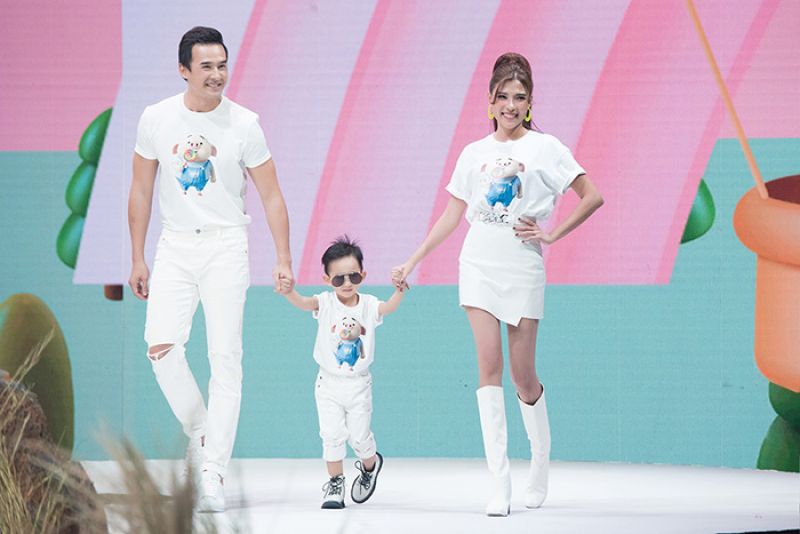 Lương Thế Th&agrave;nh &ndash; Th&uacute;y Diễm lần đầu cho qu&yacute; tử Bảo Bảo bước l&ecirc;n s&agrave;n catwalk