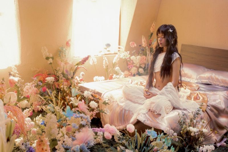 tlinh quyến rũ &ldquo;đậm m&ugrave;i&rdquo; t&igrave;nh y&ecirc;u trong MV mới, h&eacute; lộ ng&agrave;y ra mắt album đầu tay