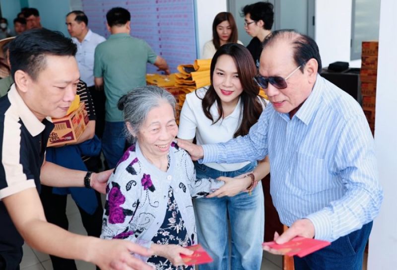 Mỹ T&acirc;m g&oacute;p 200 triệu đồng tr&iacute;ch từ lợi nhuận b&aacute;n nước hoa t&agrave;i trợ cho trẻ em phẫu thuật tim