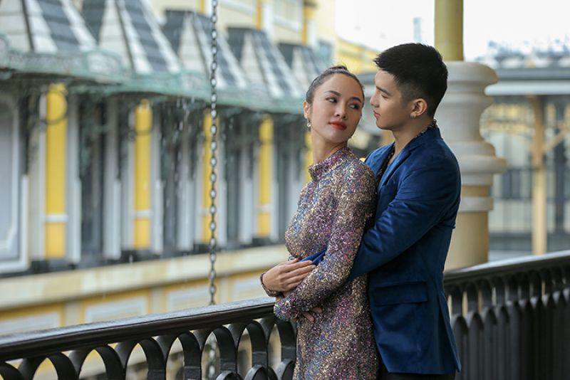 Cường Seven h&ocirc;n say đắm Vũ Ngọc Anh trong MV mới