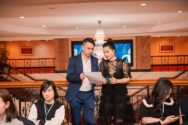 &Ocirc;ng x&atilde; lặng lẽ hỗ trợ Ngọc Hiền tổ chức giao lưu l&agrave;m đẹp