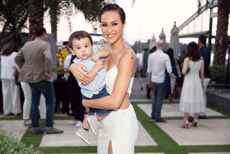 MC Phương Mai lần đầu đưa con trai đi sự kiện